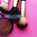 In der dynamischen Welt des Beauty-Einzelhandels, in der sich Trends rasant entwickeln und Verbraucher Qualität und Komfort gleichermaßen schätzen, sticht Cosmetic Express als Inbegriff europäischer Eleganz und Effizienz hervor. Mit einer starken Online-Präsenz und einer sorgfältig ausgewählten Auswahl an Premium-Produkten hat sich Cosmetic Express bei anspruchsvollen Beauty-Enthusiasten weltweit einen Namen gemacht.